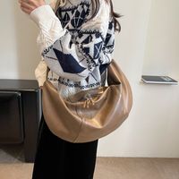 Femmes Hommes Faux Cuir Couleur Unie Vacances Punk Des Sports Fil À Coudre Forme De Boulette Fermeture Éclair Sac Bandoulière sku image 4