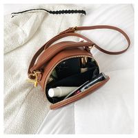 Women's Medium Pu Leather Letter Basic Vintage Style Round Zipper Shoulder Bag Crossbody Bag Bucket Bag main image 9