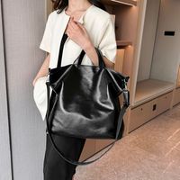Women's Pu Leather Solid Color Punk Classic Style Streetwear Sewing Thread Square Zipper Tote Bag main image 3