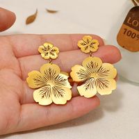 1 Pair Vintage Style Flower Plating Hollow Out Stainless Steel Titanium Steel 18k Gold Plated Drop Earrings main image 4