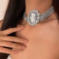 Retro Luxurious French Style Plant Alloy Plating Inlay Acrylic Rhinestones Silver Plated Women's Choker main image 2