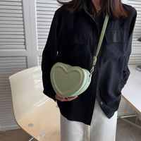 Femmes Toutes Les Saisons Faux Cuir Couleur Unie Vêtement De Rue En Forme De Coeur Fermeture Éclair Sac D'épaule sku image 9