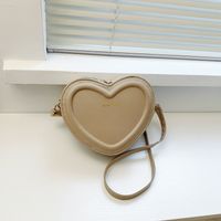 Femmes Toutes Les Saisons Faux Cuir Couleur Unie Vêtement De Rue En Forme De Coeur Fermeture Éclair Sac D'épaule sku image 2