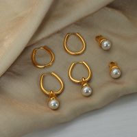 1 Paar Lässig Elegant Einfarbig Überzug Künstliche Perle Titan Stahl 18 Karat Vergoldet Ohrringe main image 3
