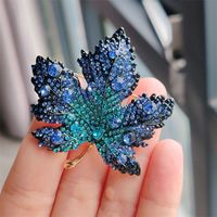 Vintage Style Maple Leaf Alloy Plating Inlay Rhinestones Women's Brooches main image 1