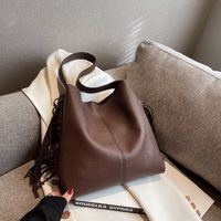 Women's Pu Leather Solid Color Classic Style Tassel Sewing Thread Bucket Magnetic Buckle Tote Bag main image 4