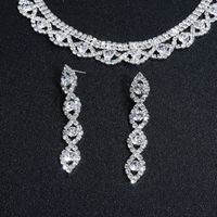 Élégant Style Classique Brillant Géométrique Alliage Incruster Strass Femmes Des Boucles D'oreilles Collier main image 4