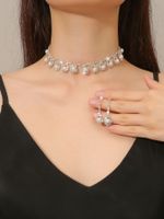 Elegante Estilo Clásico Brillante Geométrico Aleación Embutido Diamantes De Imitación Mujeres Aretes Collar sku image 1