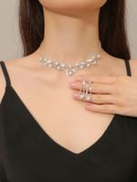 Elegante Estilo Clásico Brillante Geométrico Aleación Embutido Diamantes De Imitación Mujeres Aretes Collar sku image 3