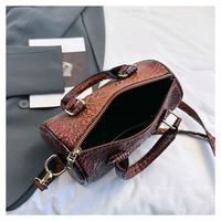 Femmes Faux Cuir Couleur Unie Style Vintage Forme D'oreiller Fermeture Éclair Sac À Main main image 2