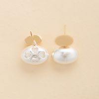 1 Pair Simple Style Geometric Oval Plating Inlay Copper Pearl Ear Studs main image 4