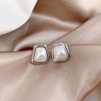 1 Paire Style Simple Style Classique Carré Placage Incruster Alliage Perles Artificielles Or Blanc Plaqué Boucles D'oreilles main image 2