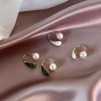 1 Pair Vintage Style Simple Style Round Inlay Alloy Pearl Gold Plated Ear Studs main image 5