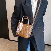 Women's Pu Leather Lattice Solid Color Elegant Classic Style Streetwear Ribbon Weave Sewing Thread Bucket Zipper Handbag sku image 1
