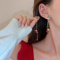 1 Paire Mignon Drôle Sapin De Noël Père Noël Asymétrique Gland Placage Métal Boucles D'oreilles main image 2