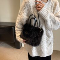 Women's Plush Solid Color Cute Basic Sewing Thread Square Magnetic Buckle Shoulder Bag Crossbody Bag Bucket Bag main image 3