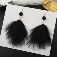 1 Pair Elegant Lady Solid Color Feather Drop Earrings main image 3