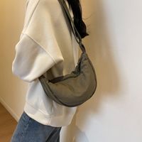Women's All Seasons Cloth Solid Color Classic Style Streetwear Sewing Thread Dumpling Shape Zipper Shoulder Bag sku image 1