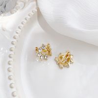 1 Par Elegante Geométrico Embutido Aleación Diamantes De Imitación Artificiales Chapado En Oro Pendientes sku image 2