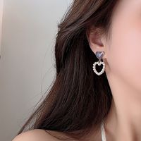 1 Paire Style Simple Style Classique Forme De Cœur Placage Incruster Alliage Perles Artificielles Plaqué Or Boucles D'oreilles main image 6