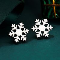 1 Pair Cute Christmas Hat Santa Claus Snowflake Wood Ear Studs main image 3
