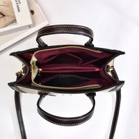 Women's Pu Leather Solid Color Vintage Style Square Zipper Handbag main image 3