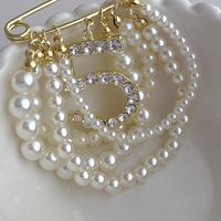 Élégant Sucré Numéro Alliage Placage Incruster Perles Artificielles Strass Femmes Broches main image 3