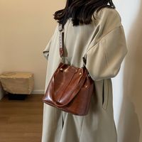 Women's Pu Leather Solid Color Vintage Style Classic Style Streetwear Sewing Thread Bucket String Shoulder Bag Bucket Bag main image 1