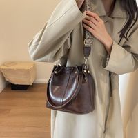 Women's Pu Leather Solid Color Vintage Style Classic Style Streetwear Sewing Thread Bucket String Shoulder Bag Bucket Bag main image 5