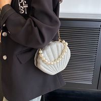 Women's Arylic Solid Color Streetwear Pearls Shell Hook Loop Dome Bag main image 2