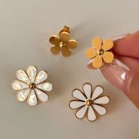 1 Paar Einfacher Stil Pendeln Blume Überzug Titan Stahl Vergoldet Ohrstecker main image 5