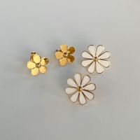1 Paar Einfacher Stil Pendeln Blume Überzug Titan Stahl Vergoldet Ohrstecker main image 2