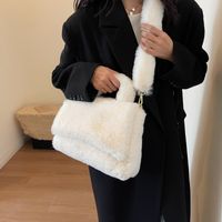 Femmes Peluche Couleur Unie Mignon De Base Fil À Coudre Carré Couvercle Rabattable Sac Carré sku image 3