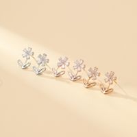 1 Paire Mignon Style Simple Brillant Fleur Incruster Le Cuivre Zircon Plaqué Or Boucles D'oreilles main image 1