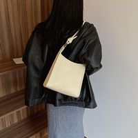 Women's Pu Leather Solid Color Basic Vintage Style Sewing Thread Square Zipper Shoulder Bag Square Bag sku image 3