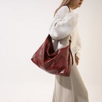 Women's Pu Leather Woolen Solid Color Preppy Style Streetwear Sports Pillow Shape Zipper Tote Bag main image 1