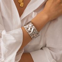 Style Simple Forme C Lune Beignets Acier Inoxydable Bande Placage Sculpture Plaqué Or 18k Bracelet sku image 1