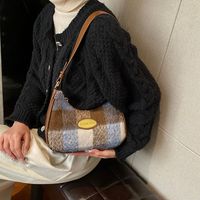 Women's Woolen Plaid Basic Vintage Style Sewing Thread Dumpling Shape Zipper Shoulder Bag Underarm Bag main image 6