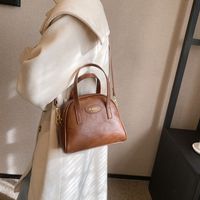 Femmes Faux Cuir Couleur Unie Style Vintage Style Classique Vêtement De Rue Fil À Coudre Coquille Fermeture Éclair Sac À Main Sac Dôme main image 7