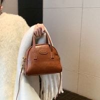 Women's Pu Leather Solid Color Vintage Style Classic Style Streetwear Sewing Thread Shell Zipper Handbag Dome Bag sku image 2
