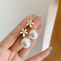 1 Pair Elegant Flower Plating Inlay Alloy Artificial Gemstones Artificial Pearls Gold Plated Drop Earrings main image 2