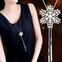 Ig Style Shiny Snowflake Alloy Copper Plating Inlay Artificial Crystal Artificial Pearls Rhinestones Women's Sweater Chain sku image 1