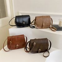 Women's Pu Leather Solid Color Vintage Style Semicircle Magnetic Buckle Shoulder Bag main image 1