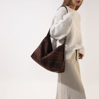 Women's Pu Leather Woolen Solid Color Preppy Style Streetwear Sports Pillow Shape Zipper Tote Bag main image 5