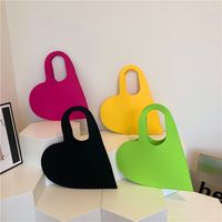 Women's Small Felt Cloth Solid Color Classic Style Streetwear Heart-shaped Zipper Handbag main image 3