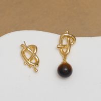 1 Paar IG-Stil Einfacher Stil Knoten Asymmetrisch Inlay Kupfer Naturstein Perle 18 Karat Vergoldet Tropfenohrringe Ohrclips main image 4