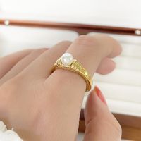 Französische Art Einfacher Stil Einfarbig Rostfreier Stahl Überzug Inlay Künstliche Perlen 18 Karat Vergoldet Ringe main image 2