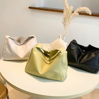Women's Medium Pu Leather Solid Color Streetwear Square Zipper Shoulder Bag main image video