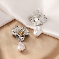 1 Pair Elegant Retro French Style Flower Plating Inlay Alloy Pearl Gold Plated Drop Earrings main image 8