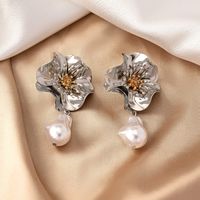 1 Pair Elegant Retro French Style Flower Plating Inlay Alloy Pearl Gold Plated Drop Earrings main image 4